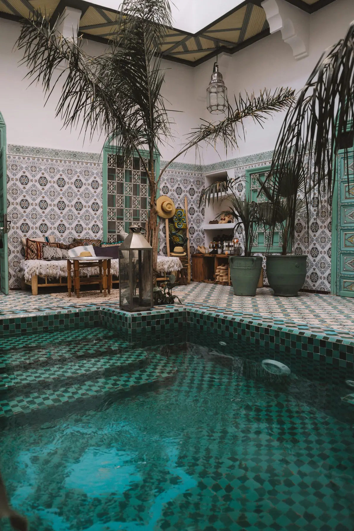 Intérieur marocain contemporain avec patio et bassin